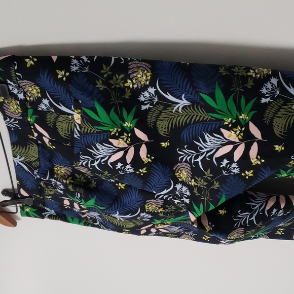 Boden Dark Floral Capri Pants Cropped Size 4 - Picture 8 of 13